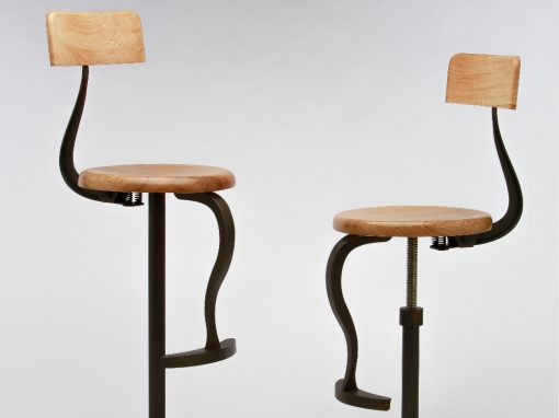 Un tabouret en acier et bois. Style et durabilité.