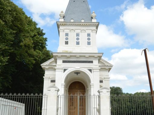 La finesse des grilles forgées pour sublimer un patrimoine sacré.