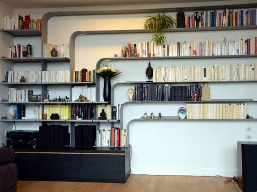 Bibliothèque au caractère affirmé. Sculpturale et fonctionnelle.