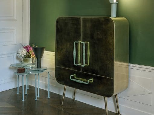 Cabinet en laiton. Esthétique et fonctionnalité.
