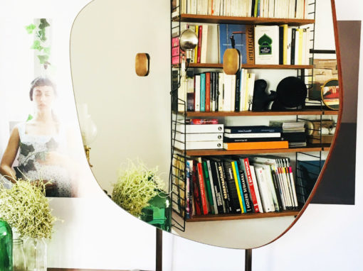 Miroir. La noblesse du laiton et la finesse du cuir.