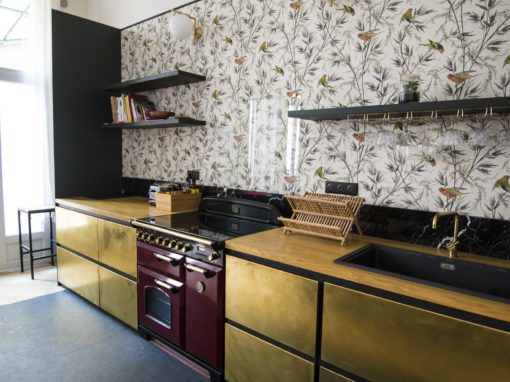 Cuisine en laiton. Luxe et modernité.
