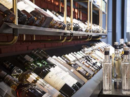Etagères de présentation. L’élégance du laiton et de l’acier brut.