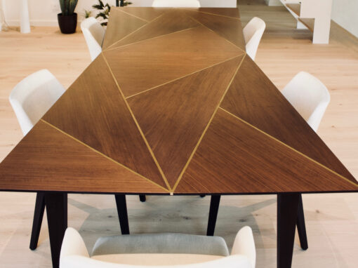 Une table modulable en bois et laiton. Elégance et fonctionnalité.