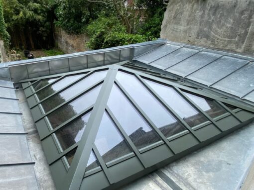 Une verrière pyramidale pour une cuisine baignée de lumière.