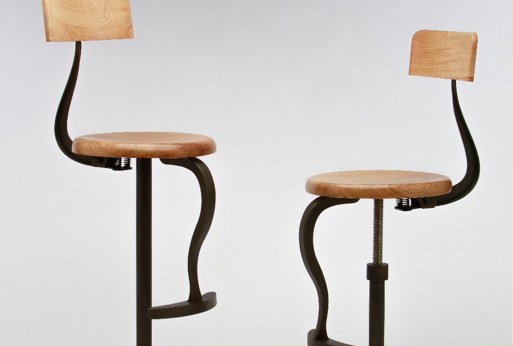 Un tabouret en acier et bois. Style et durabilité.
