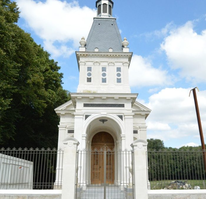 La finesse des grilles forgées pour sublimer un patrimoine sacré.