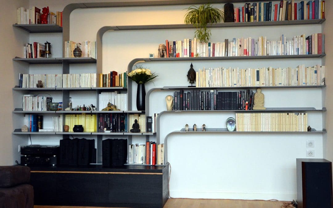 Bibliothèque au caractère affirmé. Sculpturale et fonctionnelle.