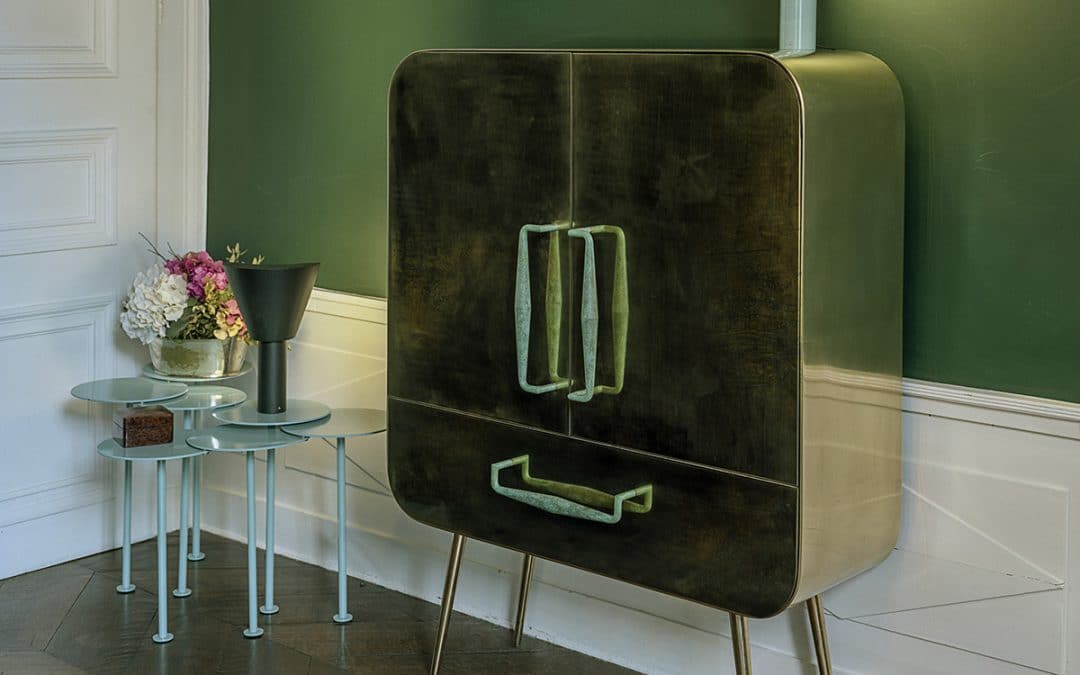 Cabinet en laiton. Esthétique et fonctionnalité.