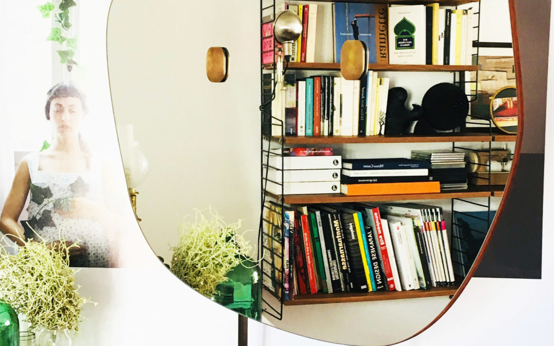 Miroir. La noblesse du laiton et la finesse du cuir.