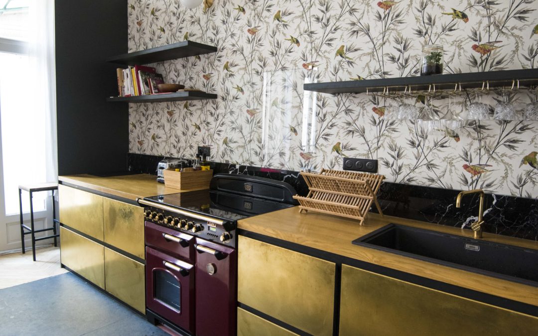Cuisine en laiton. Luxe et modernité.
