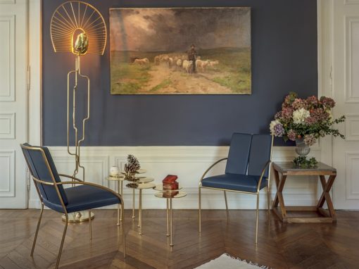 Lampadaire Indian Cap, table et fauteuils