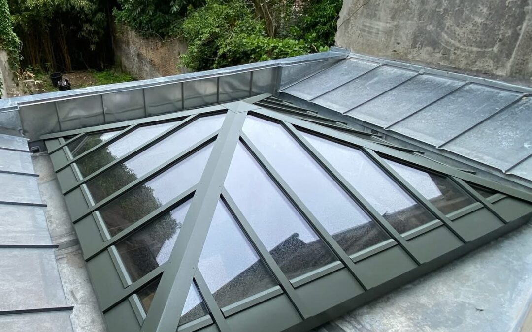 Une verrière pyramidale pour une cuisine baignée de lumière.